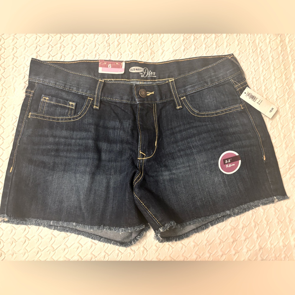 Old Navy THE DIVA size 6 women’s shorts. 3.5” brand new with tags BLUE